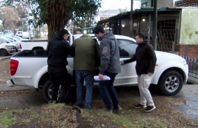 Foto: Subrayado. El dueño del residencial (en la foto, de campera verde) tiene 48 años.