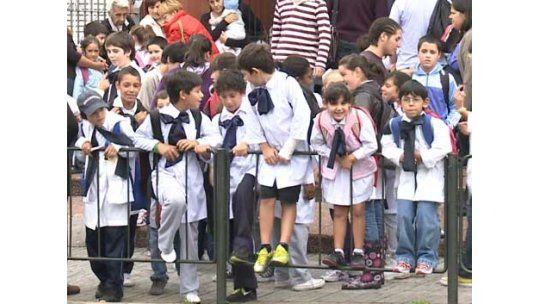 Sin clases ni bancos en algunas zonas; shoppings abren a las 15