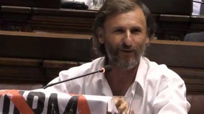 asumio vega y desplego en sala un cartel contra la segunda planta de upm