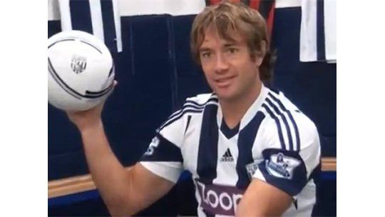 Diego Lugano ya posó con su nueva camiseta en Inglaterra