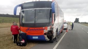 una nina y una mujer murieron en un accidente en el que participaron un omnibus y dos autos