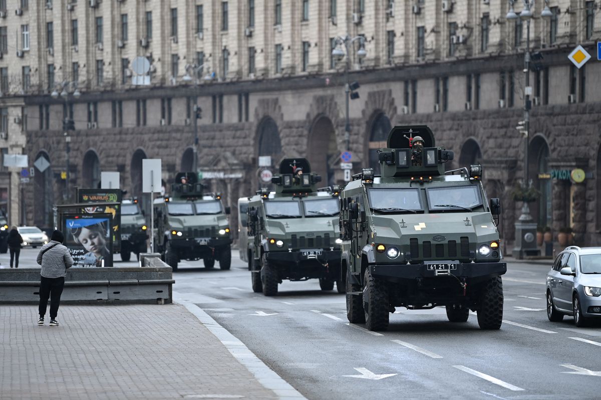 Vehículos militaresucranianos pasan por la plaza de la Independencia en el centro deKiev.