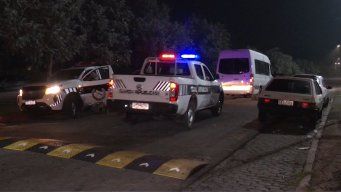 Foto: Punto Penal. Salida de los árbitros del Parque Viera este sábado, escoltados por la Guardia Republicana.
