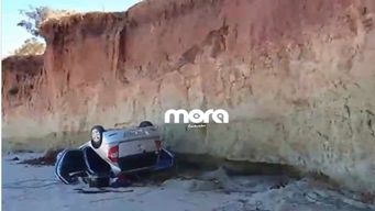 Foto: Mora Contenidos. Auto cae de una barranca en San José.