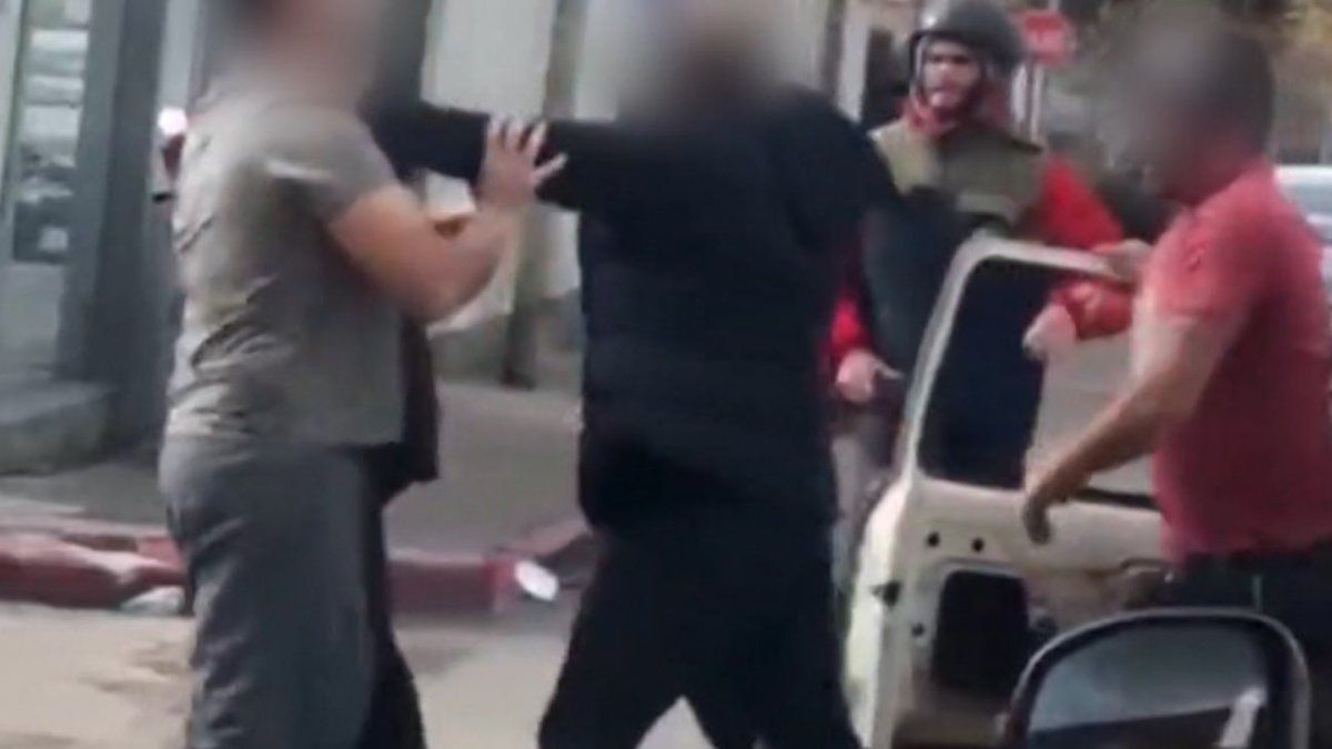 Violento incidente en el tránsito: conductores a golpes de puño e insultos en pleno centro de Maldonado