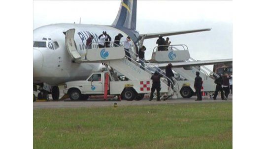 Espectacular simulacro de secuestro de un avión en Carrasco