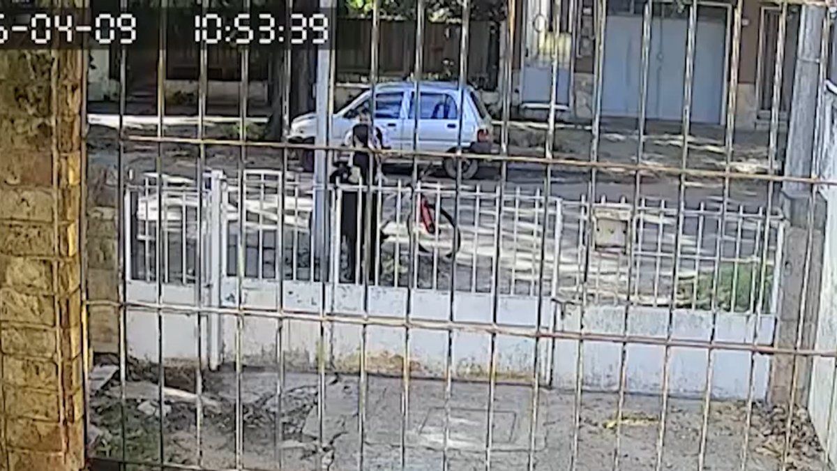 Otra filmación del hombre buscado por delitos sexuales lo ubica en Brazo Oriental acosando a otra adolescente