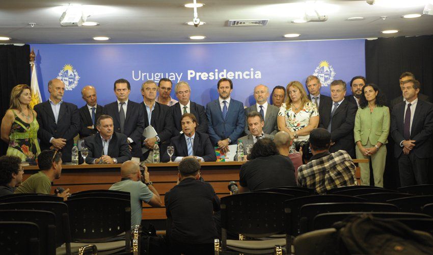 Mediados de marzo, Lacalle y ministros anuncian medidas por la pandemia de Covid-19. Ocho meses después, el gobierno debe replantearse las estrategias ante un aumento de los casos 