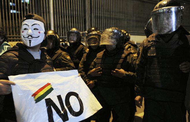 Seguidores del candidato opositor Carlos Mesa frente a la Suprema Corte 