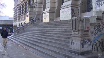 estudiantes y docentes del iava reclaman apertura de puerta principal del edificio