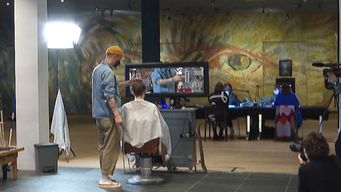 Peluqueros en museos de Países Bajos, la curiosa protesta por restricciones del gobierno.