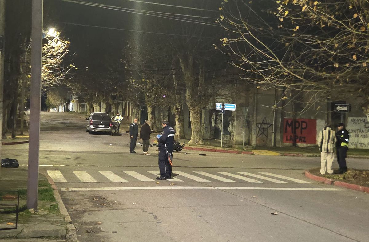 Canelones: joven en moto evadió un control policial, fue perseguido, chocó con un auto y falleció