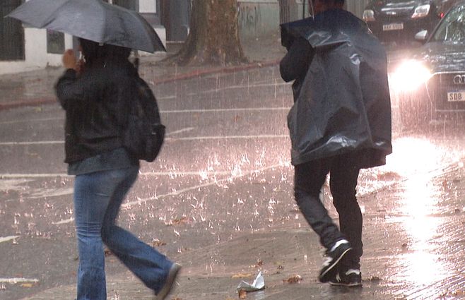 lluvia-paraguas-lluvias-tormentas-montevideo.jpg