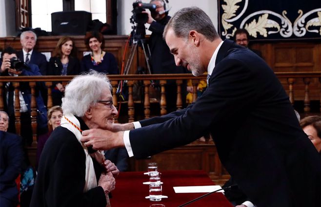 El rey Felipe entre el galardón a Vitale. 
