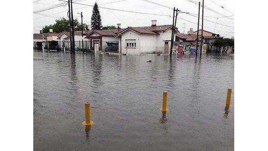 Un muerto y decenas de evacuados por temporal en Argentina