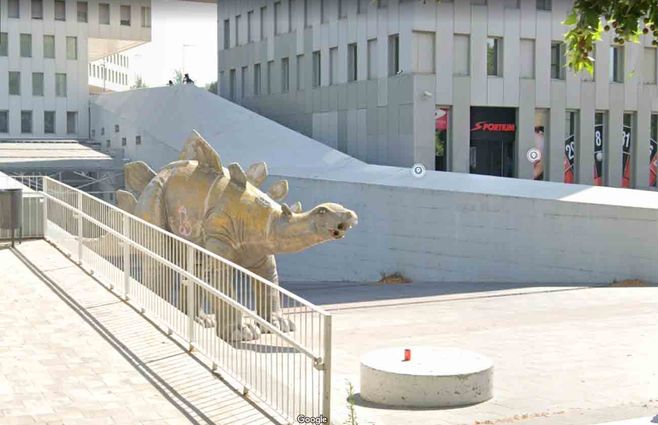 El acceso principal al complejo de cines Cubics, donde se encuentra la estatua de dinosaurio