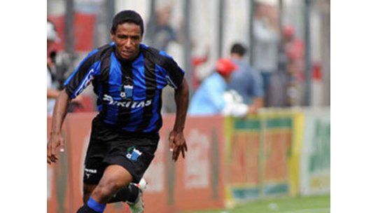 El zaguero de Liverpool Juan Alvez está con un pie en Peñarol
