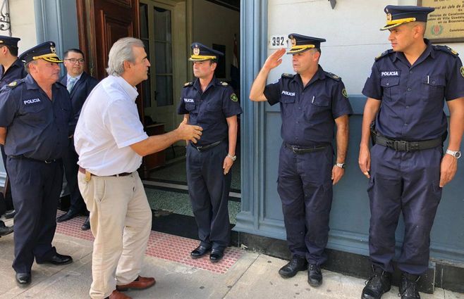 El ministro Larrañaga saluda a jerarcas policiales apenas asumió en Interior 