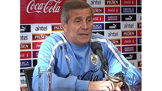 A Tabárez le cae bien el Papa, pero se opone a viaje de Cavani