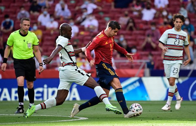 Amistoso entre España y Portugal (AFP).
