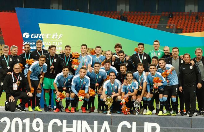 El plantel recibiendo la copa y las medallas en el Guangxi Sports Centre