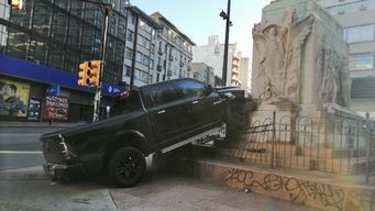 perdio el dominio de la camioneta y se incrusto en el monumento al gaucho