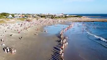 activistas se movilizaron en playas de rocha contra la busqueda de hidrocarburos en el mar uruguayo