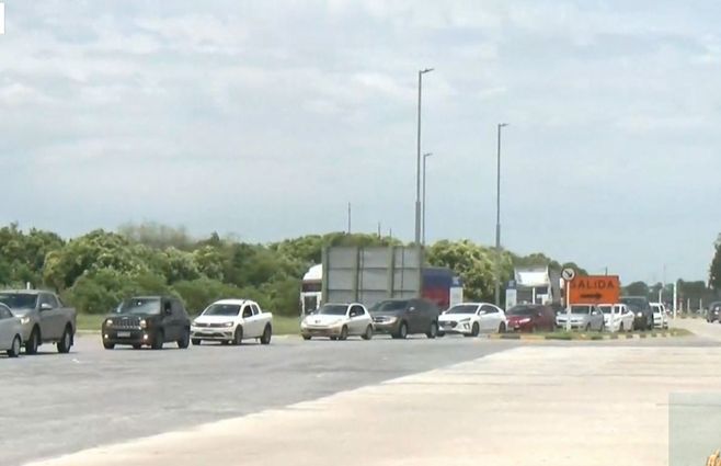 Filas en el puente internacional de Fray Bentos este jueves 28 de diciembre.&nbsp;