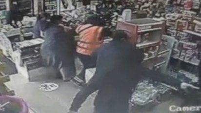 camaras registraron violento asalto a super y local de cobranzas en gregorio aznarez