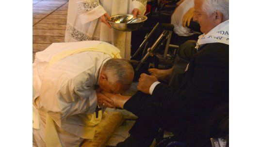 Francisco lavó los pies a doce discapacitados en Jueves Santo
