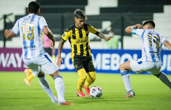 Torres maneja la pelota ante la defensa arachana