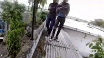 video: los allanaron, quisieron escapar por los techos pero fueron detenidos y enviados a prision