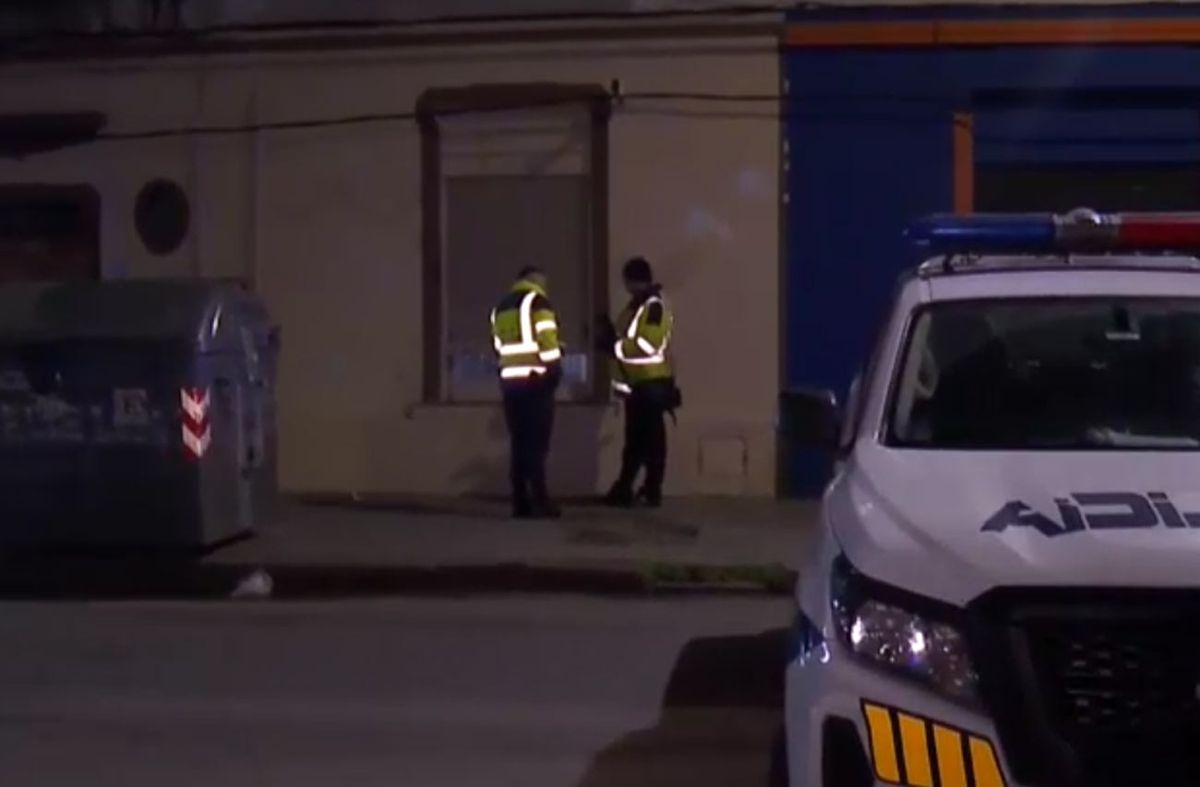 Joven de 26 años está grave tras ataque a balazos en plena calle; sufrió heridas en el tórax y en la cabeza
