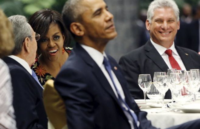 Diaz Canel comparte mesa con Obama y su esposa.