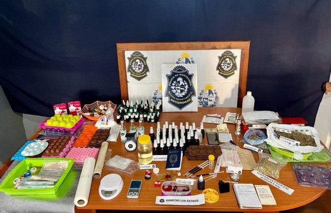 Foto: Jefatura de Policía de Montevideo. Los elementos para la producción de la droga, incautados durante los allanamientos.