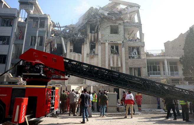 Rescatistas trabajan en un edificio de Irán atacado por Israel. Foto: AFP, viernes 13 de junio.