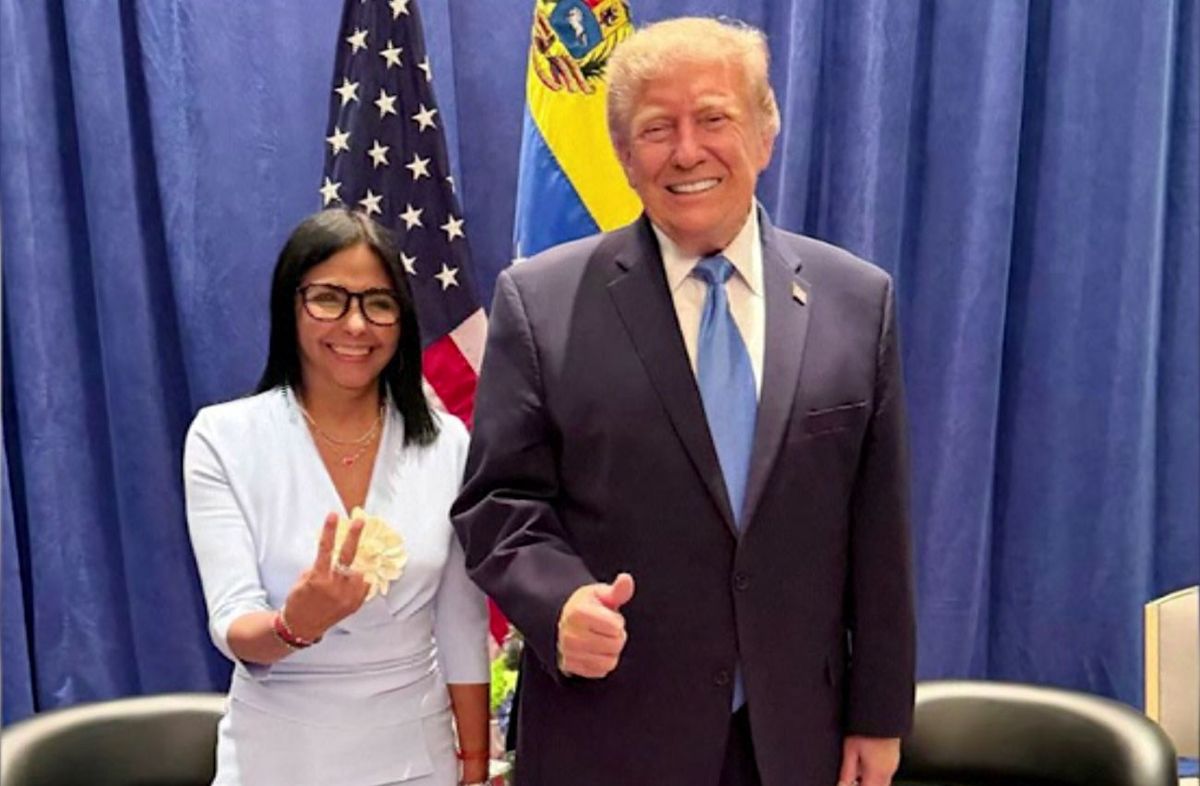 Delcy Rodríguez se reunió con Donald Trump en Nueva York y publicó una foto sonriente con un gesto de victoria