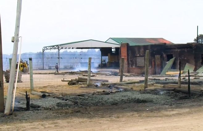 Otro de los incendios de la semana, en La Floresta, quemó todo un aserradero y dos casas.