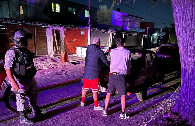 Foto cedida a Subrayado. Detención de los sospechosos, en Villa Española.