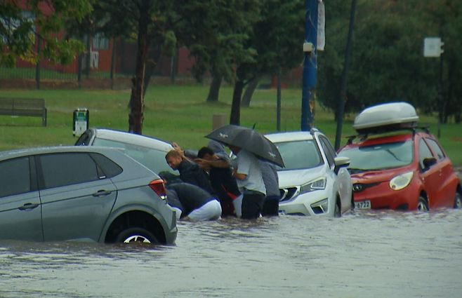 nueva-autos-inundacion-parque-batlle-lluvias-montevideo