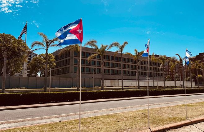 Embajada-Estados-Unidos-con-banderas-de-Cuba-foto-Yanina