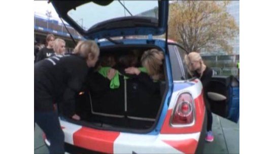Récord Guinness: 28 mujeres entran en un Mini Cooper