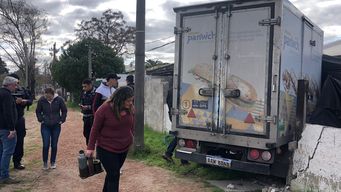 robaron un camion, fueron perseguidos por la policia y chocaron contra una casa