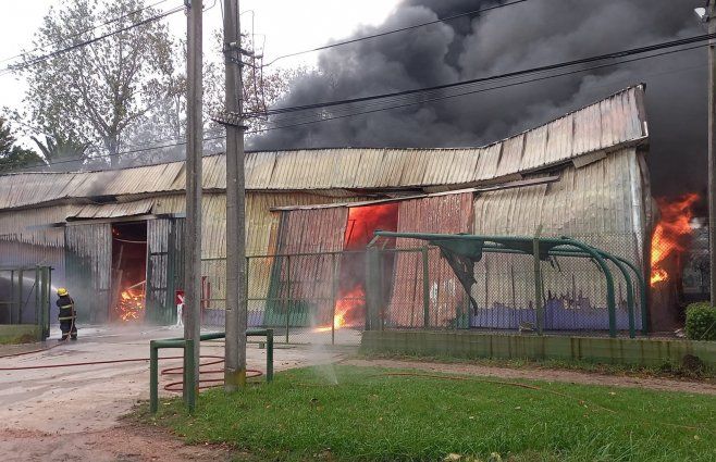 Foto: Bomberos. El vocero de Bomberos habló sobre el incendio que afectó a la fábrica.