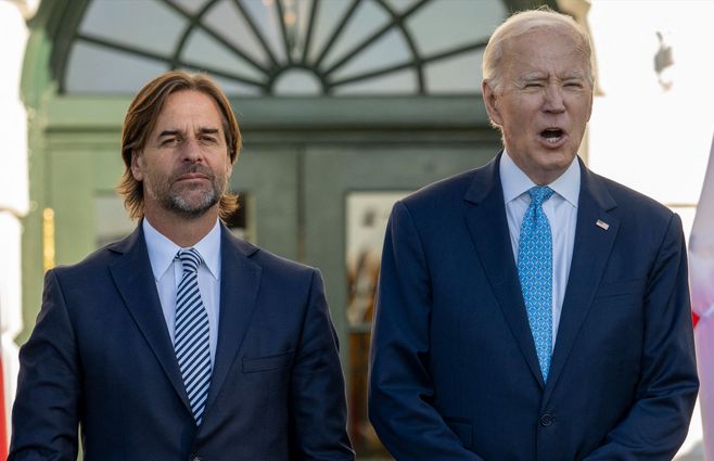 Lacalle Pou con Joe Biden. AFP.