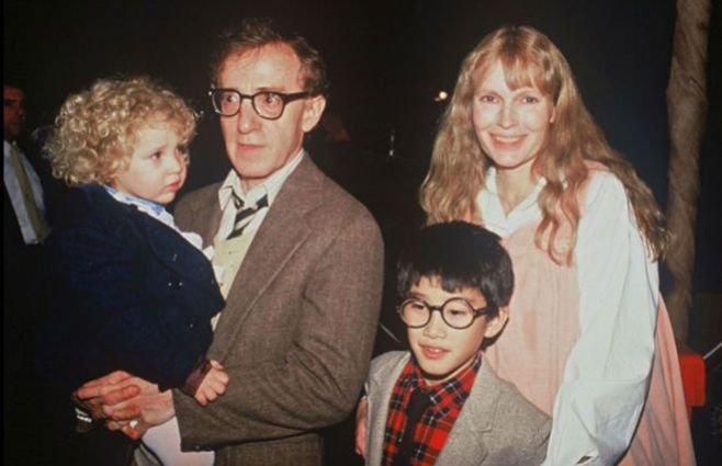 Allen con Dylan en brazos, junto a Mia Farrow y Moses,&nbsp; uno de los hijos adoptivos de la pareja