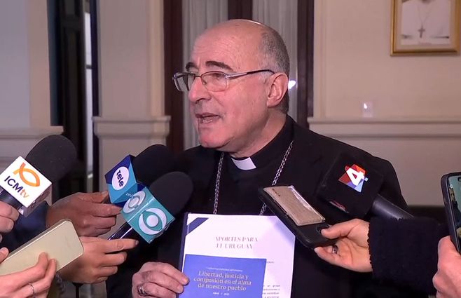 Daniel-Sturla-con-documento-a-candidatos.jpg
