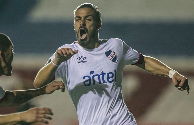 Vecino convirtiéndole a Racing de Avellaneda por la Libertadores en 2020