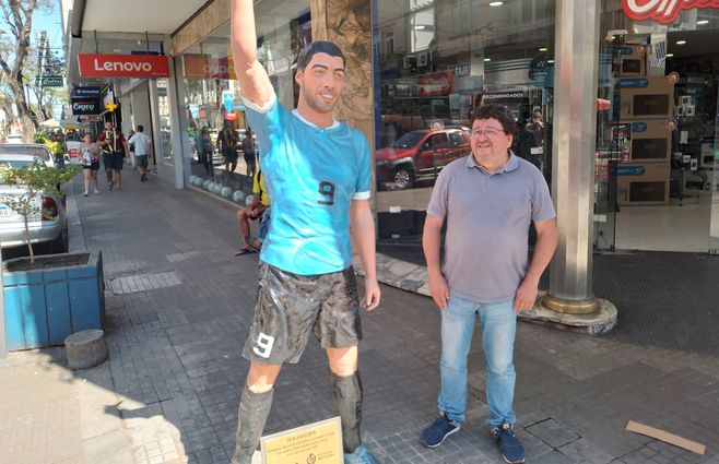 La nueva estatua de Luis Suárez en Salto, con el secretario general de la Intendencia de Salto Gustavo Chiriff. Foto: Hugo Lemos, corresponsal de Subrayado.