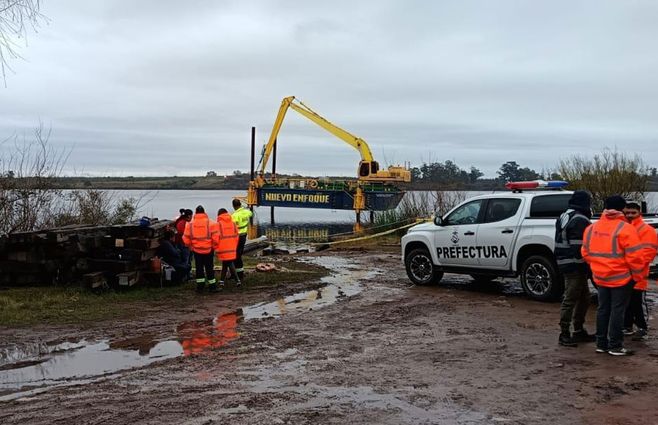 Personal de la Prefectura de Mercedes halló el cuerpo del funcionario que cayó al río Negro con la retroexcavadora que operaba. Foto: Armada Nacional.